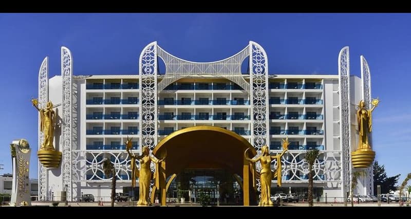 Azura Deluxe Resort & Spa