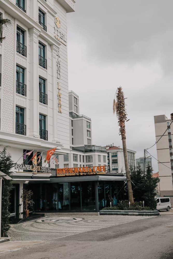 Grand Lark Hotel