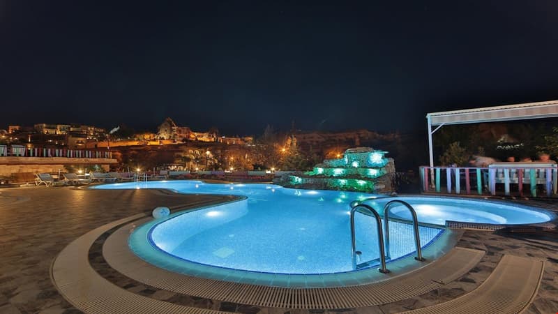 Holiday Cave Hotel