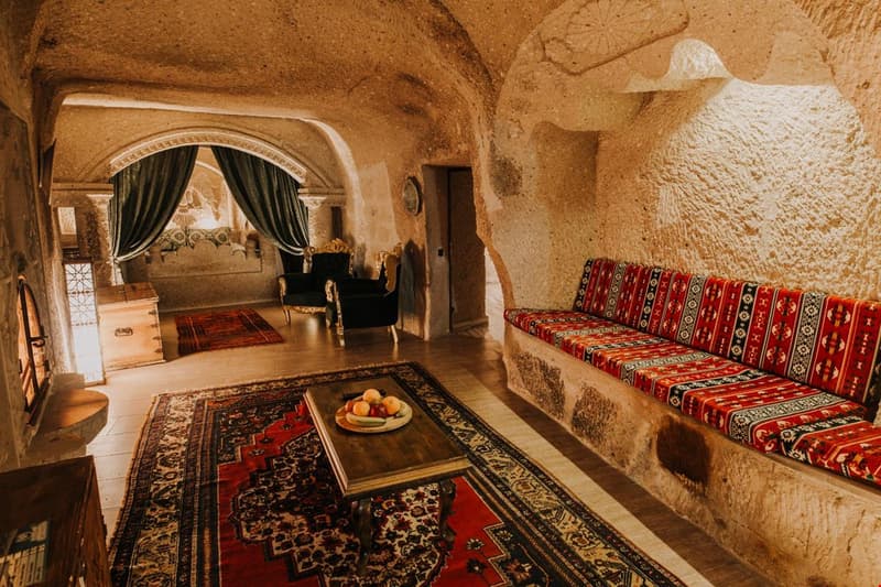 Holiday Cave Hotel