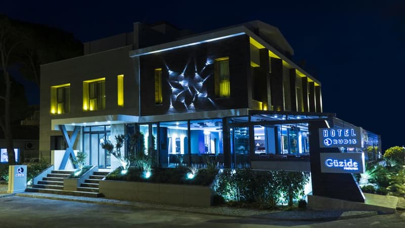 Rudis Deluxe Hotel