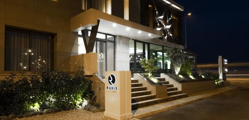 Rudis Deluxe Hotel