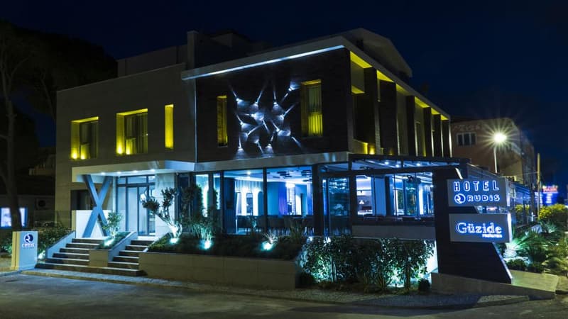 Rudis Deluxe Hotel
