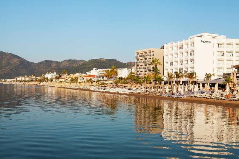 The Beachfront Hotel (+16)