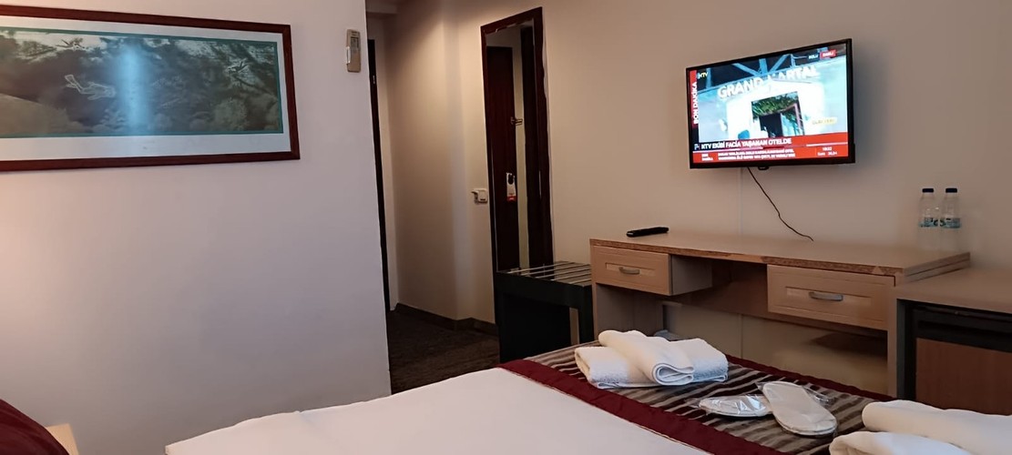 Standart Oda Havuz Manzaralı Resim