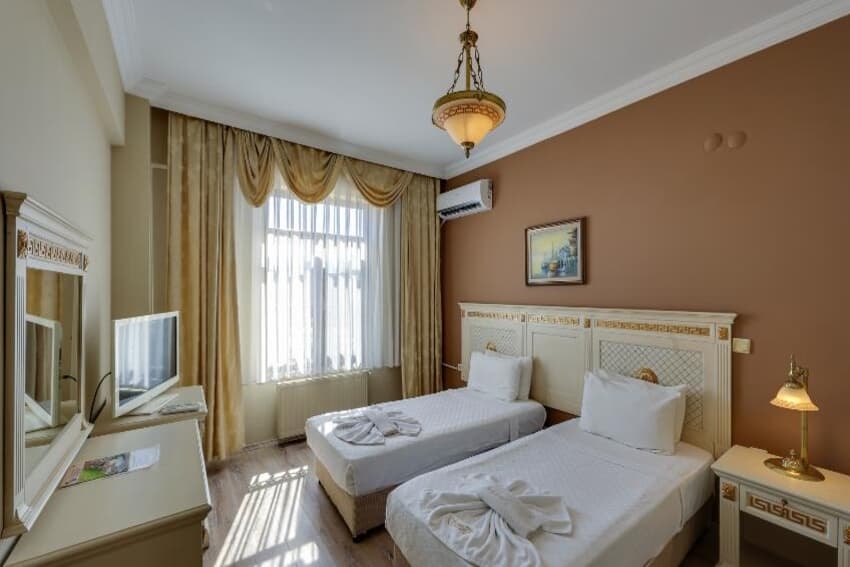 Standart Oda Havuz Manzaralı Resim
