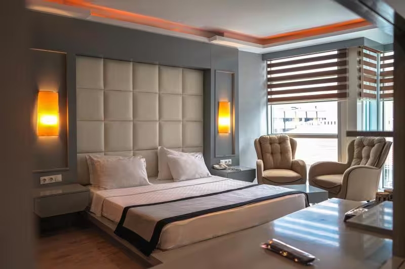 Cadde Manzaralı Junior Suite Resim