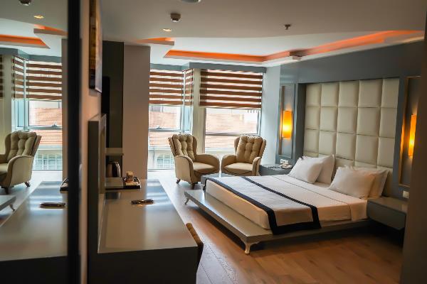 Cadde Manzaralı Junior Suite Resim